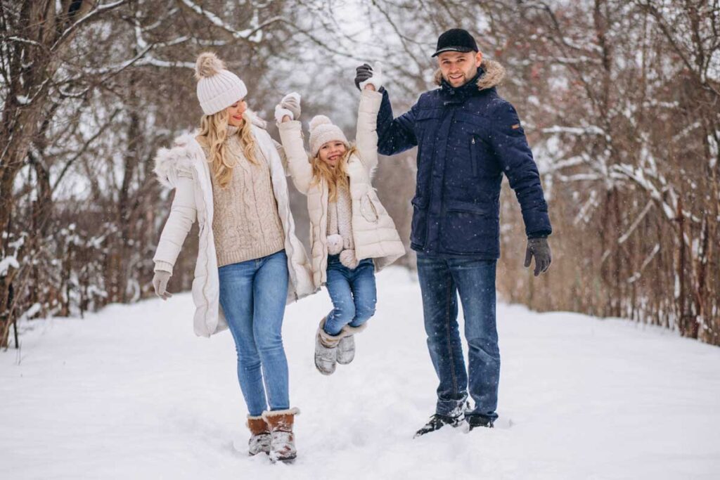 Rodzina spędzająca aktywny czas na śniegu 